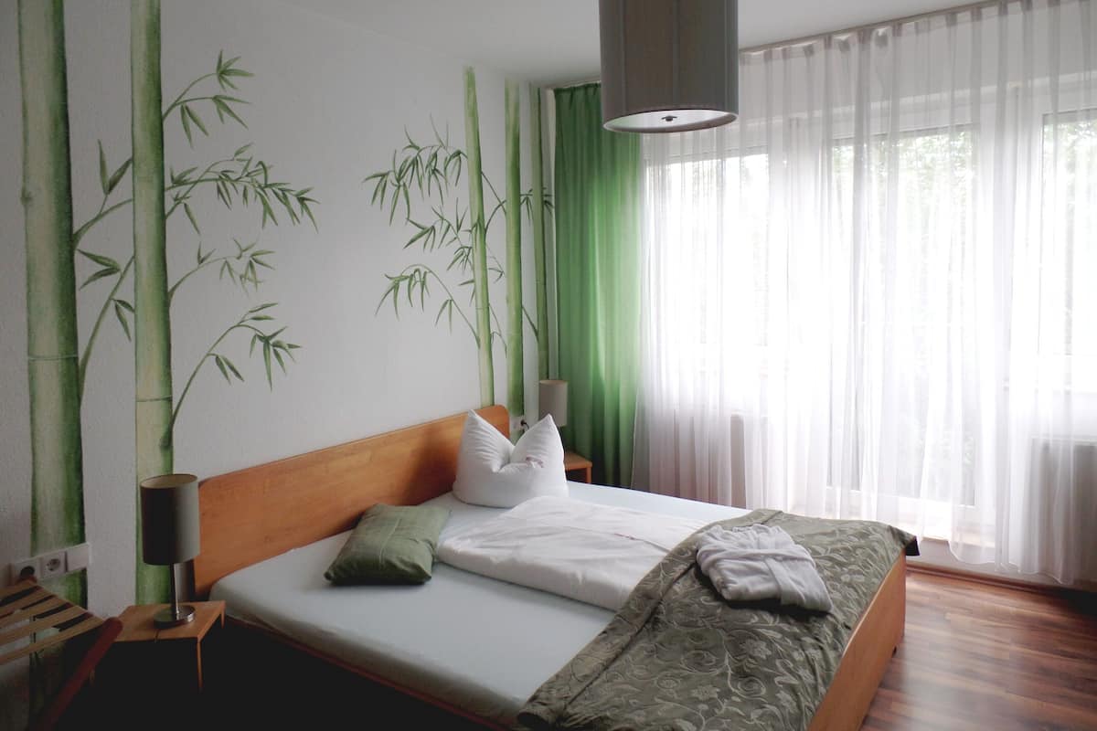 Hypo-allergenic bedding, free minibar, individually furnished, desk