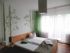 スタンダード ダブルルーム | 低刺激性寝具、ミニバー (無料)、客室ごとに異なるインテリア、デスク