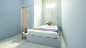 A room with a bed, a door, and a window. - Hotel O Pondok Nabil (Cileunyi)