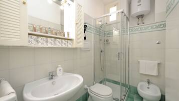 Doccia, asciugacapelli, bidet, asciugamani