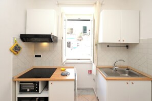 Fridge, oven, stovetop, coffee/tea maker - The Anchor of Amalfi, located in the very center of Amalfi, just 30 stairs (Amalfi, Provincia di Salerno)