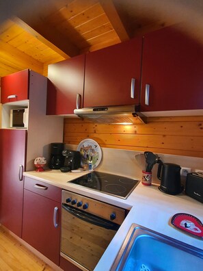 ثلاجة، ميكروويف، فرن، موقد طهي مسطح