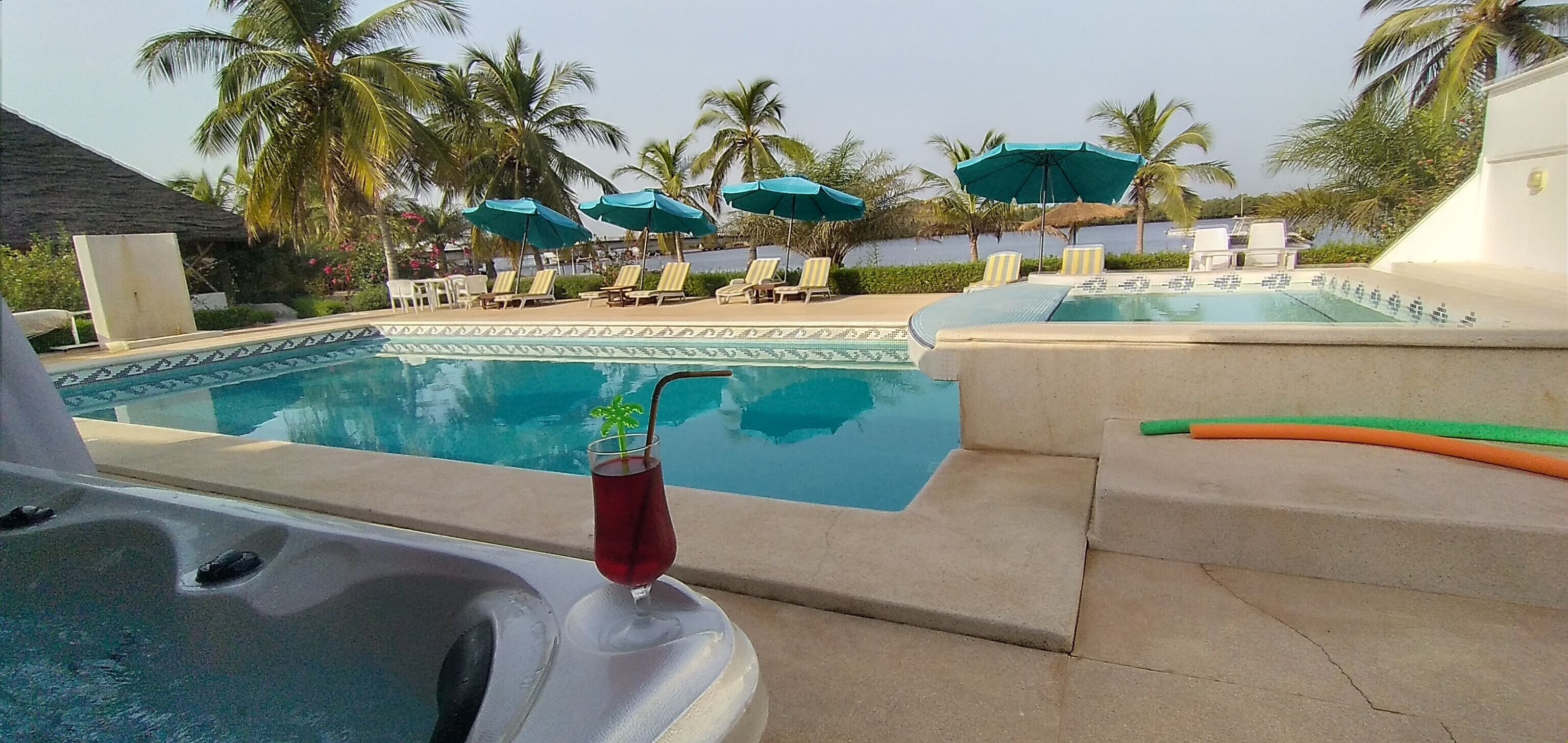 Piscina externa sazonal, guarda-sóis, espreguiçadeiras