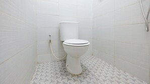 Shower, towels - Oyo 2355 Kendal Residence (Kendal)
