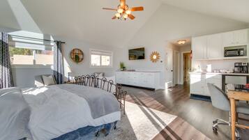 4 bedrooms, desk, iron/ironing board, internet
