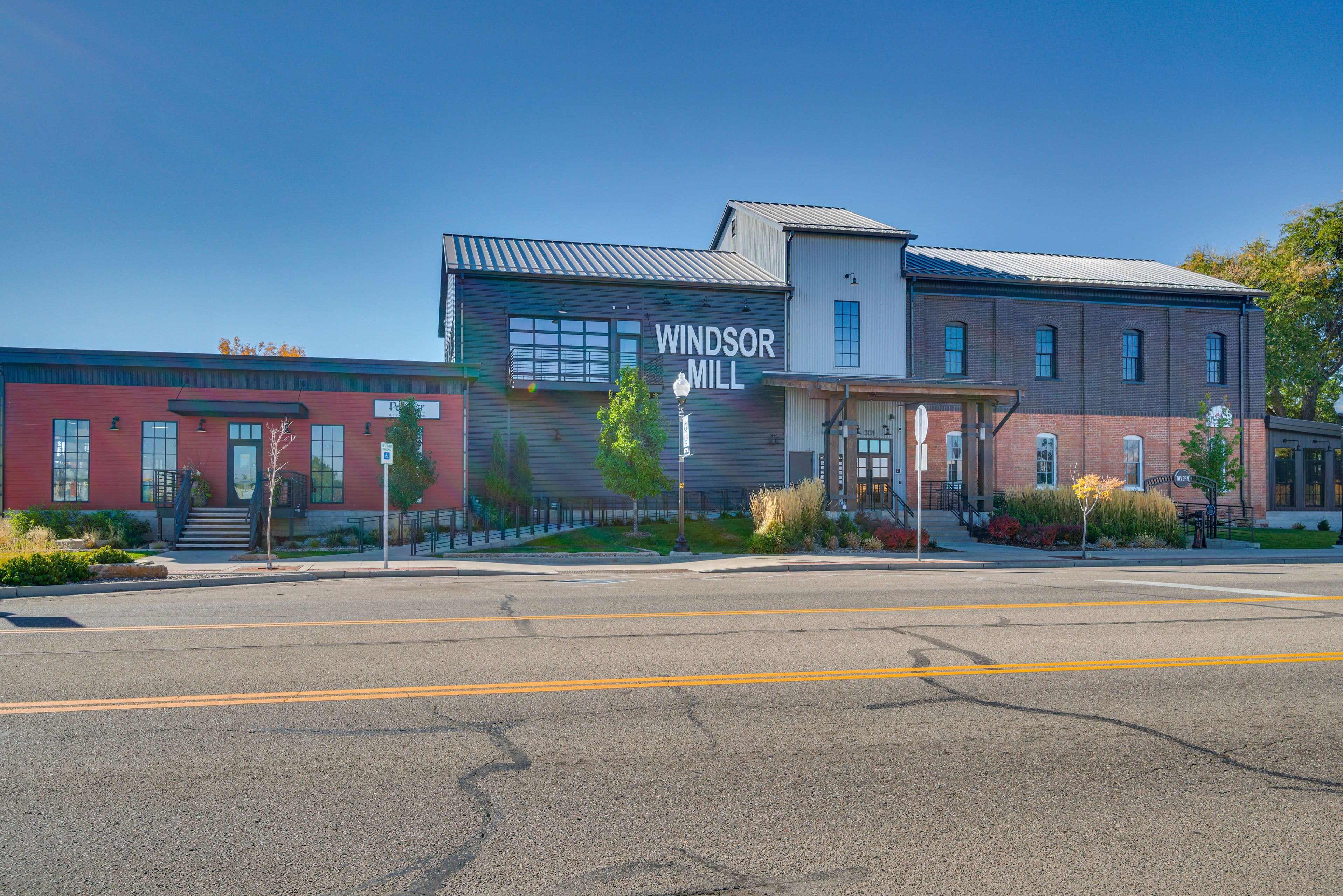 Un edificio con un cartel que dice "Windsor Mill".
