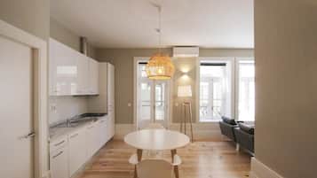 Apartamento, 1 habitación (Duque de Terceira) | Cocina privada | Frigorífico, microondas, placa de cocina y máquina de café espresso