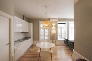 Apartamento, 1 habitación (Duque de Terceira) | Cocina privada | Frigorífico, microondas, placa de cocina y máquina de café espresso