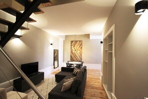 Apartamento, 1 habitación (Duque de Avila) | Sala de estar | Televisión de pantalla plana de 40 pulgadas con canales por cable