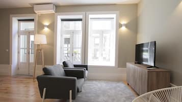 Apartment, 1 Schlafzimmer (Duque de Terceira) | Wohnbereich | 40-Zoll-Flachbildfernseher mit Kabelempfang, LED-Fernseher