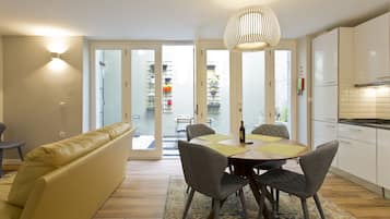 Apartment, 2 Bedrooms (Duque do Porto) | In-room dining