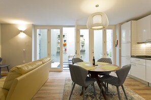Apartment, 2 Schlafzimmer (Duque do Porto) | Essbereich im Zimmer