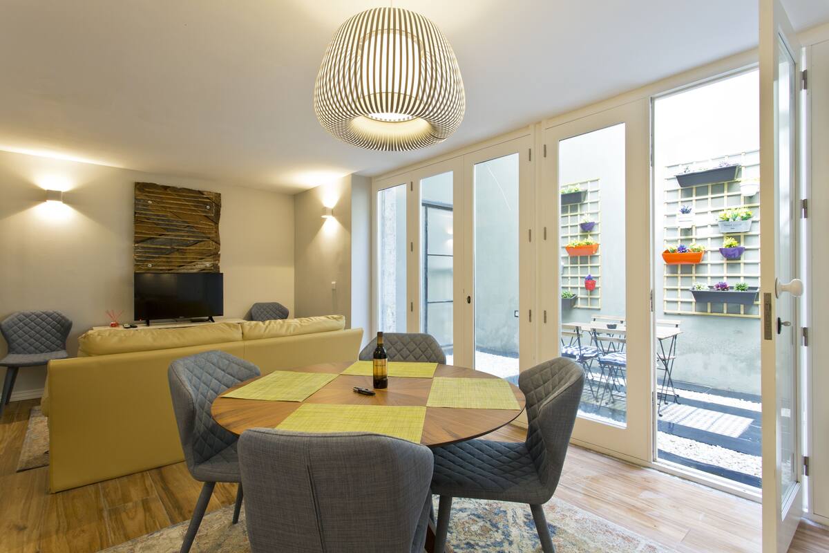Apartment, 2 Bedrooms (Duque do Porto) | Living area | 40-inch flat-screen TV with cable channels, LED TV