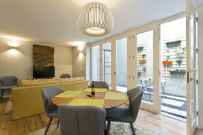 公寓, 2 间卧室 (Duque do Porto) | 起居区 | 40-英寸纯平电视 （配备有线频道）、LED 电视