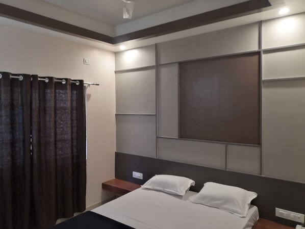 华丽双人房 | 办公桌、笔记本电脑工作区、遮光窗帘、床单
