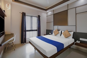 Desk, laptop workspace, blackout curtains, bed sheets - Royal Regency Lodge (Bengaluru)
