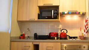 Executive appartement | Privékitchenette | Een espressoapparaat, een minikoelkast, een microgolfoven, een oven