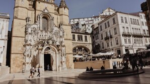 Eine historische Kathedrale mit aufwendlicher Architektur, einem zentralen Innenhof und umgebenden Gebäuden.
