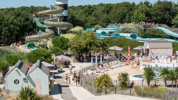 A water park with multiple slides and pools, surrounded by trees and a wooden deck. - High-end detached house, in a small village on the island of Oleron (Dolus d'Oleron au hamlet les Bardieres at 4 grande rue) in a charming property. (Dolus-d'Oléron)