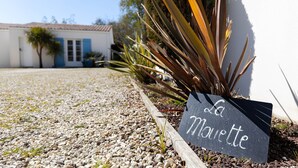 A garden area with a sign reading "La Maquette" and a building in the background. - High-end detached house, in a small village on the island of Oleron (Dolus d'Oleron au hamlet les Bardieres at 4 grande rue) in a charming property. (Dolus-d'Oléron)