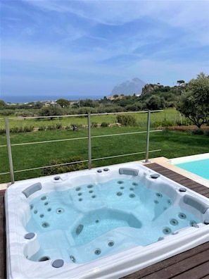 Outdoor spa tub