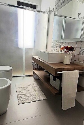 Shower, hair dryer, towels