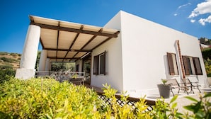 A modern white building with a covered patio, wooden shutters, and outdoor seating. - Independent villa between Trapani and San Vito Lo Capo, with swimming pool and sea view (Valderice)