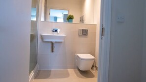 Apartment | Bathroom | Shower, free toiletries, hair dryer, towels