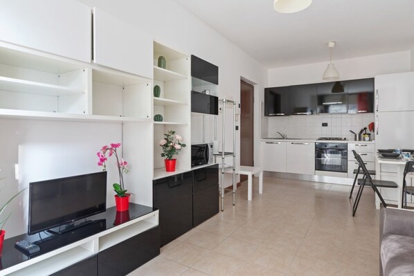 Frigorifero, forno, piano cottura, tostapane