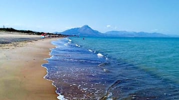 Una spiaggia nelle vicinanze, lettini da mare, teli da spiaggia