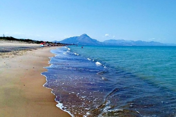 Beach nearby, sun-loungers, beach towels