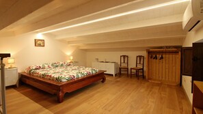 1 habitación, tabla de planchar con plancha y ropa de cama