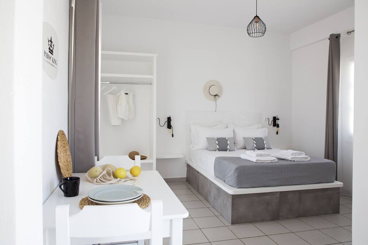Ein modernes Schlafzimmer mit einem Bett, einem Nachttisch und einer Pendelleuchte.