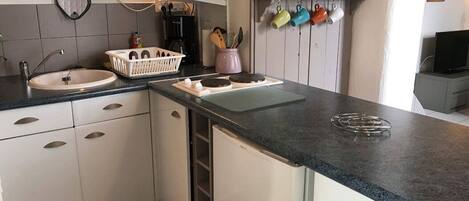 Refrigerador, microondas, parrilla de estufa y cafetera y tetera