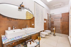 Hair dryer, towels, soap, shampoo - Apartment in the heart of the Ballarò market (Palermo)