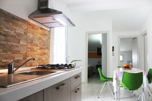 Kühlschrank, Mikrowelle, Herdplatte, Wasserkocher mit Kaffee-/Teezubehör