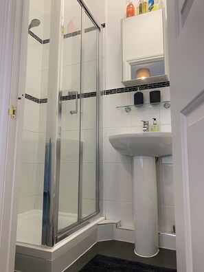 Appartement, 1 slaapkamer (Apt 4) | Badkamer met douche