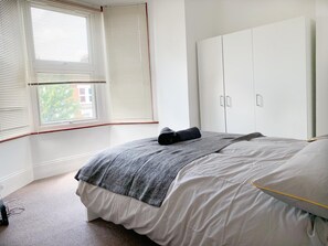 Apartamento, 1 quarto (Apt 3) | 1 quarto, individualmente decorados, individualmente mobiliados