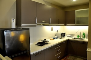 Kühlschrank, Mikrowelle, Herdplatte, Wasserkocher