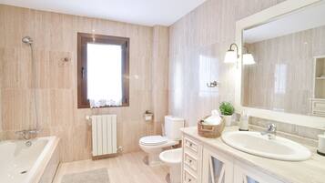 Escritorio y espacio para trabajar con laptop