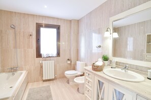 A modern bathroom with a bathtub, toilet, and sink. - Balcon de La Cala (Rincon de la Victoria)