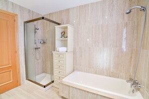 Habitación Deluxe | Escritorio, espacio para trabajar con laptop y insonorización 