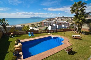 A swimming pool with a view of the beach and mountains. - Balcon de La Cala (Rincon de la Victoria)