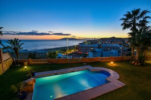 室外游泳池，08:00 至 21:00 开放，池畔遮阳伞，日光浴躺椅