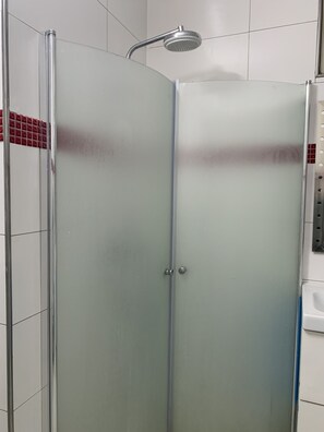 Shower, hair dryer, towels, soap - Rose Gerden Apartments and rooms (Rødovre)