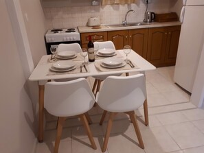 Kylskåp, ugn, spishäll och grytor/köksredskap