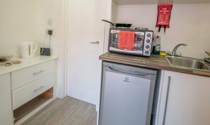 Studio | Privékitchenette | Een mini-koelkast, een magnetron, een kookplaat, een waterkoker