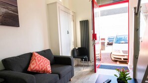 Studio | Living room | Flat-screen TV - Funky Studio Apartment (Reading)