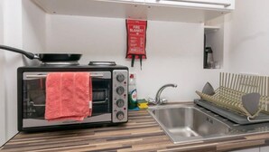 Studio | Private kitchenette | Mini-fridge, microwave, stovetop, electric kettle - Funky Studio Apartment (Reading)