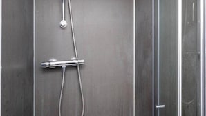 Studio | Bathroom shower - Funky Studio Apartment (Reading)